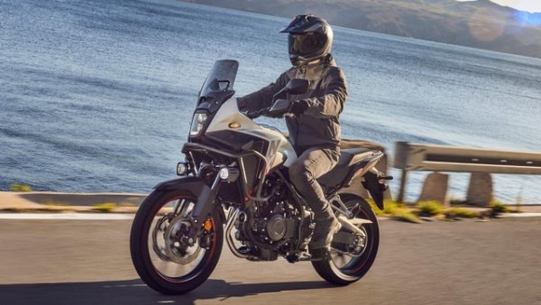 Предложението на класиците от Япония в сегмента на A2 лиценз  се нарича NX500. Това е 472-кубиков двуцилиндров двигател с 48 к.с. максимална мощност с чисто пътно предназначение, което предполагат 19-17-цолови джанти и гуми, подходящи за асфалт. Предното стъкло е голямо, а видът на мотоциклета е елегантен: тежи 196 кг и има 17,7 литров резервоар. Седлото е поставено на 83 см от земята. Вносителят у нас го предлага срещу цена от 14 990 лева и гаранция 2 години.

За тези, които искат да се съсредоточат върху офроуд каране, могат да изберат по-специализирания Crf 300 Rally. 